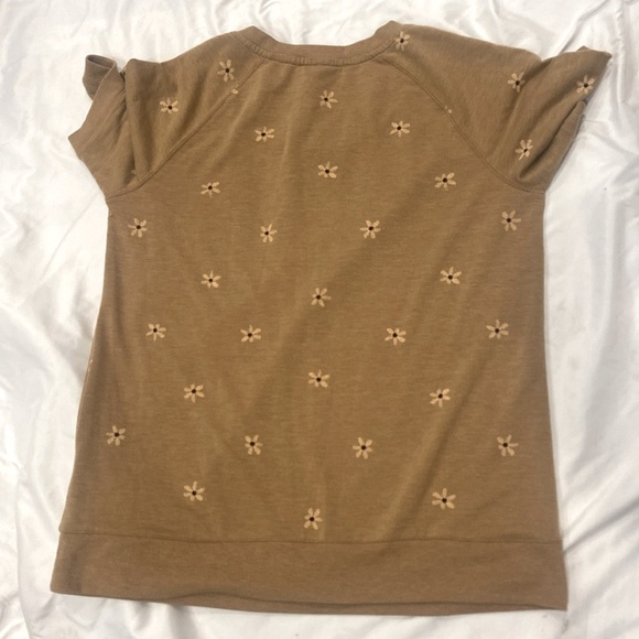 Jane And Delancey tan shirt sleeve crew neck daisies print blouse - Picture 3 of 7